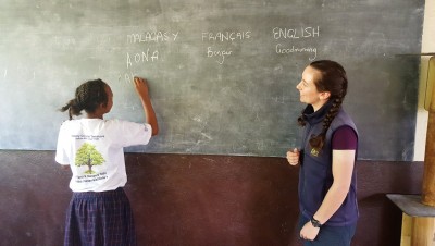 Danni gets a Malagasy and French lesson from the children!