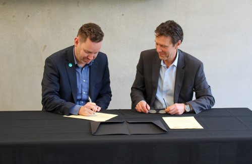  Wellington Zoo's Daniel Warsaw signs MoU with Paul Atkins from ZEALANDIA